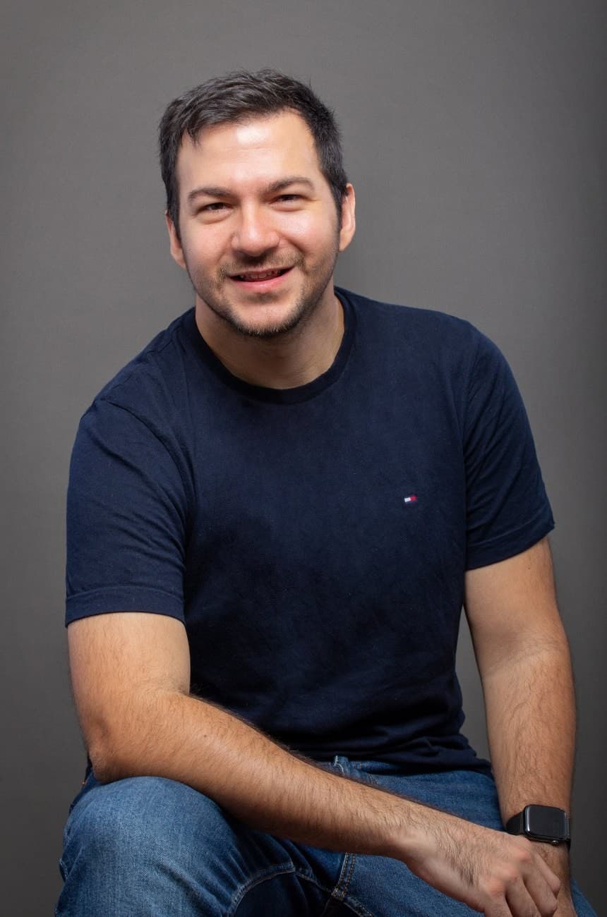 Cris Sánchez, sentado, sonriendo